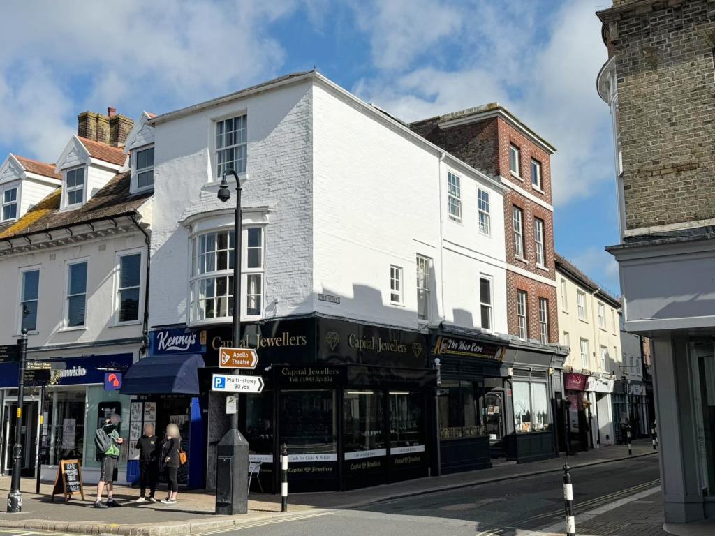Lot: 28 - MIXED RESIDENTIAL AND COMMERCIAL INVESTMENT - Landmark town centre building from St James Square